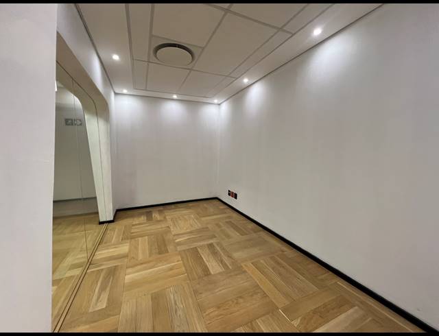 1,066M² OFFICE TO LET IN SANDHURST